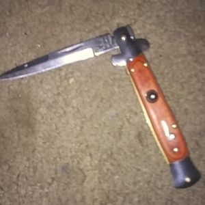 Nice button relese knife with lock